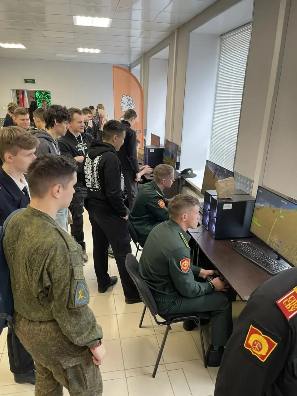 В центре имени Суворова начались соревнования студенческой лиги гонок дронов: 70 студентов из 14 вузов соревнуются в пилотировании беспилотников. Финал запланирован на декабрь, призовой фонд — 300 тысяч рублей.