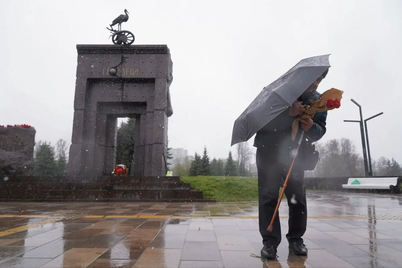 Первые цветы у монумента появились утром, но к полудню у памятника было заметно меньше посетителей, чем в прошлые годы. Напоминание о взрыве на Чернобыльской АЭС 26 апреля 1986 года и его последствиях.