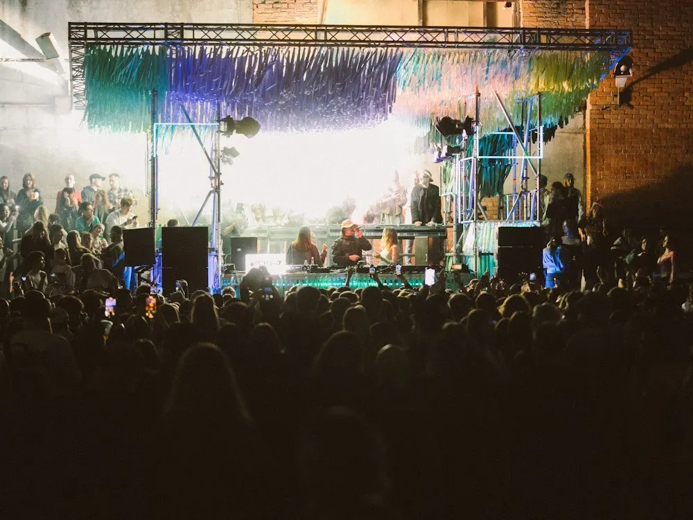 Британский мультиинструменталист и лидер новой волны британского джаза приедет в Петербург в рамках фестиваля «Планета К‑30». В программе — международные и электронные проекты; полный лайн‑ап объявят позже.