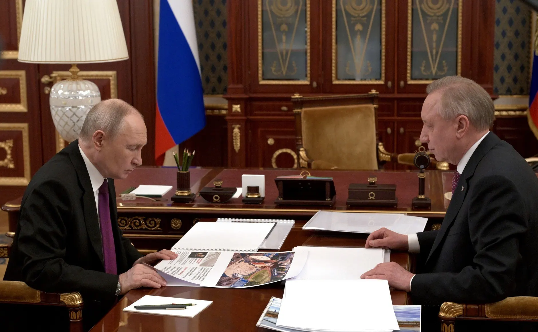 Во время рабочей встречи обсуждали фонтан памяти Чернобыля, ход строительства мостов и путепроводов, планы по ВСМ и продлению метро до Пулкова; во время визита сообщали о сбоях связи и крупных заторах в центре.