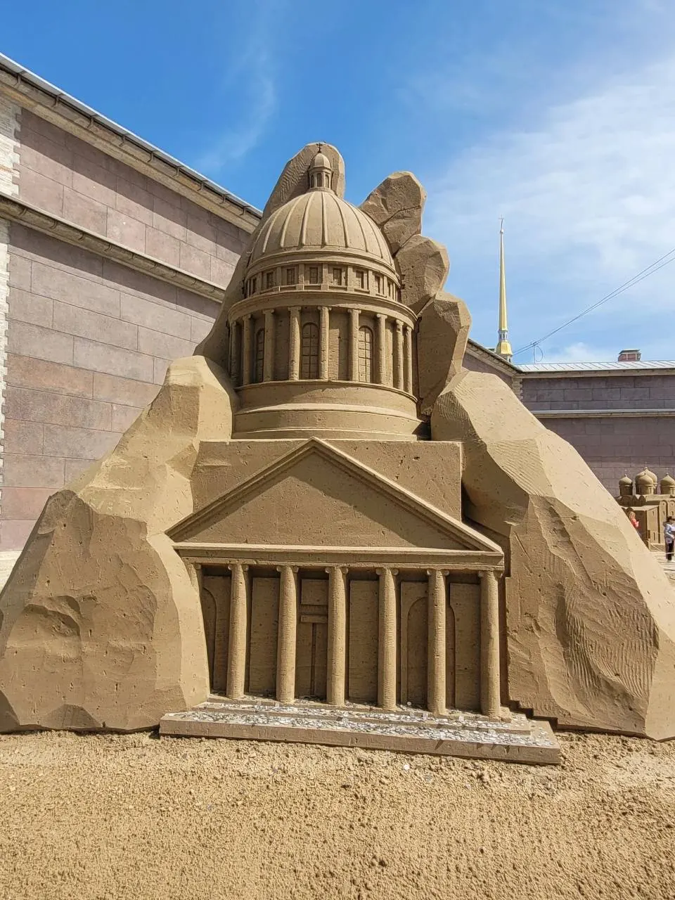 Короткий гид по идеям для майских выходных: фестиваль песчаных скульптур, поездка в Выборг на «Ласточке», открытые парки и обмен растений на «Новой Голландии».