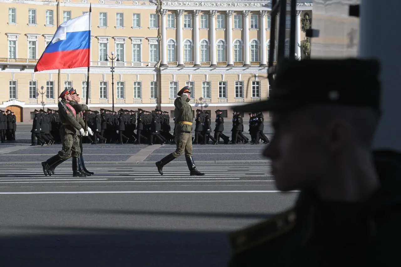 После совещания по обеспечению правопорядка губернатор сообщил о пересмотре планов на парад: число приглашений резко уменьшено, а решение о проведении «Бессмертного полка» в очном формате пока не принято. Министерство обороны подтвердило, что в Москве техника в колонне на параде будет отсутствовать.