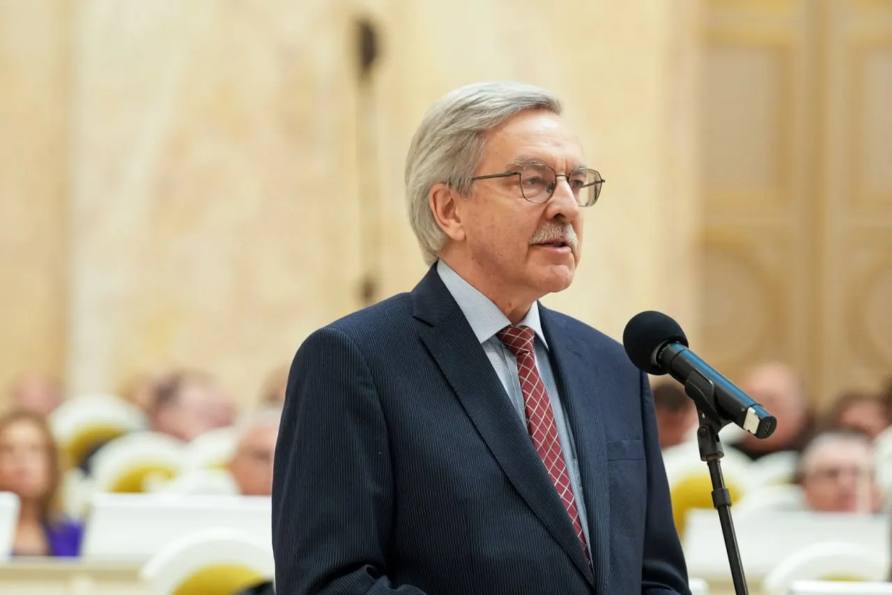 Депутат заявил, что уступит место следующему по списку, поскольку не сможет переизбраться в закс. Парламент проголосовал за снятие полномочий, новым руководителем фракции стала Ольга Штанникова. Ранее Шишлова оштрафовали за упоминание Навального — это лишило его права на переизбрание.