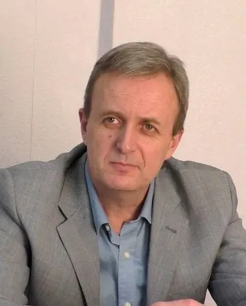 Ленинский районный суд Петербурга назначил штраф 30 тысяч рублей Александру Васьковскому по статье о «дискредитации» за два поста в его личном канале. Васьковский отрицает разжигание вражды, спор ведётся вокруг экспертной оценки и мотивации публикаций.