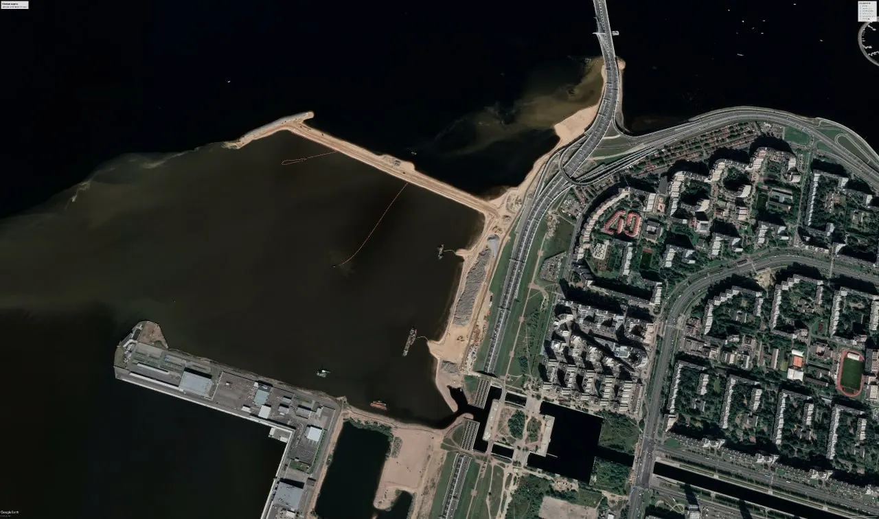 Сравнительные кадры, датированные ноябрём 2022 и апрелем 2025, демонстрируют изменения на местности; для детального анализа потребуются дополнительные данные.