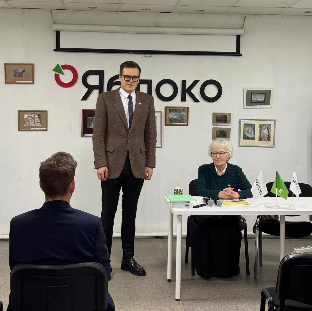 Александр Шишлов заявил, что его место в Законодательном собрании Петербурга займет 34‑летний Дмитрий Анисимов. Анисимов известен борьбой за сохранение городской среды: он был избран зампредом петербургского «Яблока» в 2024 году и участвует в проектах по защите памятников и созданию парков.