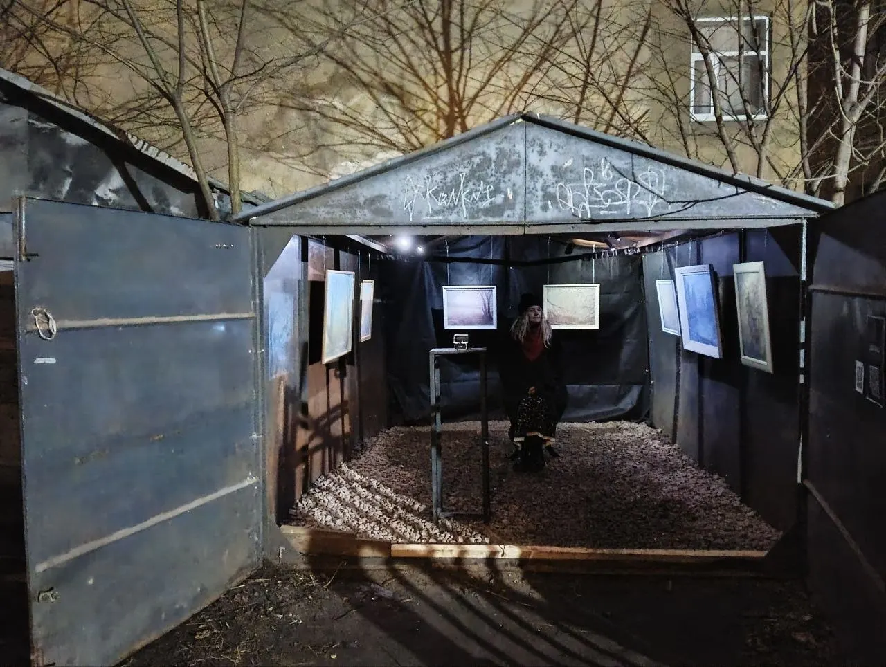 Комитет по контролю за имуществом потребовал освободить участок под галереей до 3 мая. Основательница ищет новую площадку и предлагает перевезти здание целиком.