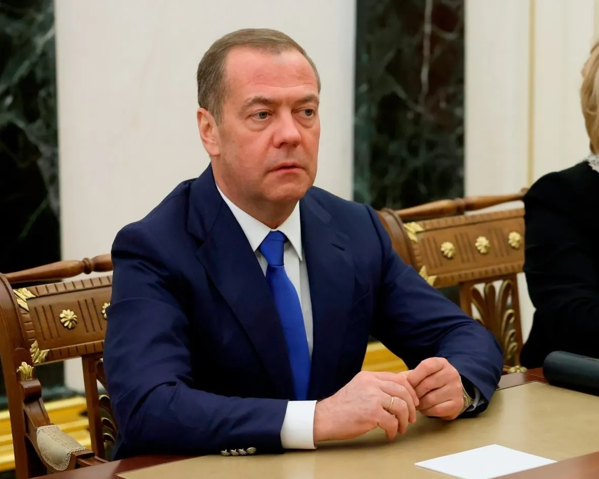 Экс‑президент и председатель «Единой России» Дмитрий Медведев 1 мая примет участие в партийном форуме в Санкт‑Петербурге, посвящённом вопросам здравоохранения и поддержки семей с детьми. В работе мероприятия ожидается участие вице‑премьера Татьяны Голиковой, представителя президента и губернаторов Северо‑Западного федерального округа. Ранее визиты высокопоставленных гостей в город сопровождались серьёзными пробками и рядом ограничений.