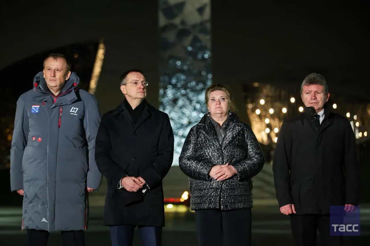 В Ленинградской области официальные лица возложили цветы к мемориалу мирным жителям СССР — жертвам нацистского геноцида, а в детских садах и школах стартовали занятия, посвящённые теме «геноцида советского народа».