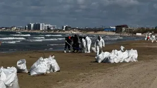 У берега Туапсе в Черном море образовалось крупное нефтяное загрязнение площадью около 10 тысяч квадратных метров после атаки беспилотников, одновременно в городе продолжается тушение пожара на морском терминале и сбор разлившихся нефтепродуктов в реке.