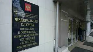 Роскомнадзор отменил 1967 лицензий операторов связи за отчетные нарушения и несоблюдение требований закона «О связи». Эксперты предупреждают: жесткое ужесточение регулирования может привести к росту тарифов и снижению доступности интернета для пользователей.