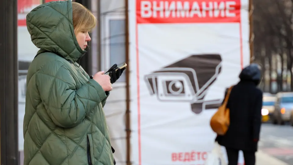 Опросы показывают: почти половина россиян замечают сильную тревогу вокруг себя, растут ощущения депрессии и ожидания затяжного кризиса на фоне войны, роста цен и цифровых ограничений.