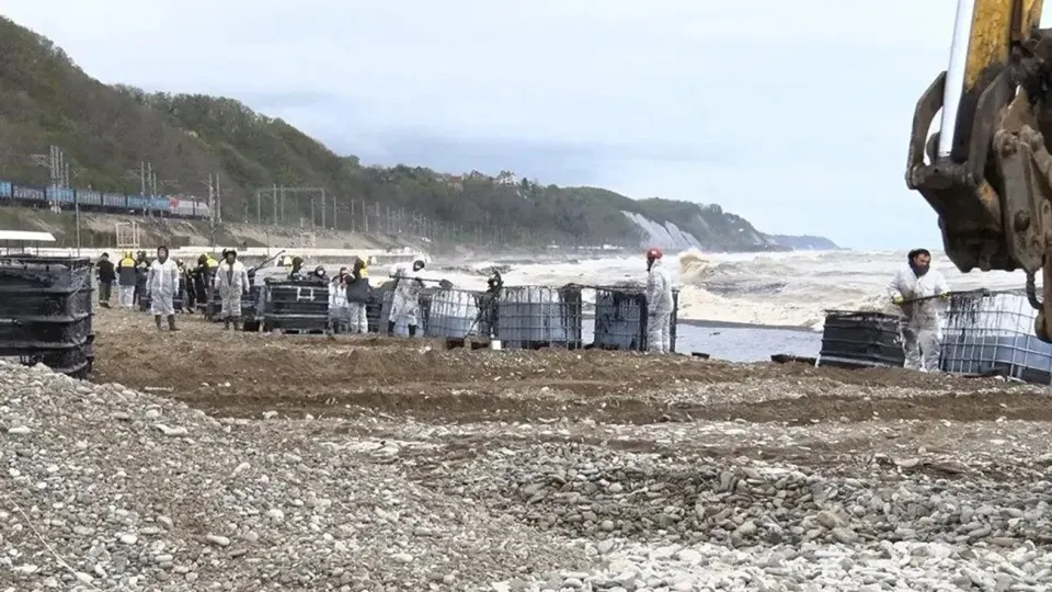 На фоне атак дронов по объектам в разных регионах и крупного разлива нефти под Туапсе эпидемиолог заявляет, что отдыхать безопаснее всего в России, тогда как экологи говорят о крупнейшей экологической катастрофе на Черном море.