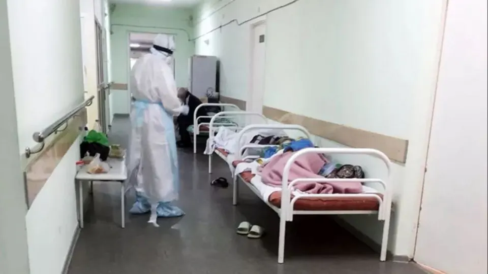 Местные медики применяют ChatGPT при подготовке протоколов и заключений — в электронных карточках появились эмодзи. Региональный Минздрав разрешил использовать ИИ только в ограниченном порядке и запретил смайлы в официальных документах.