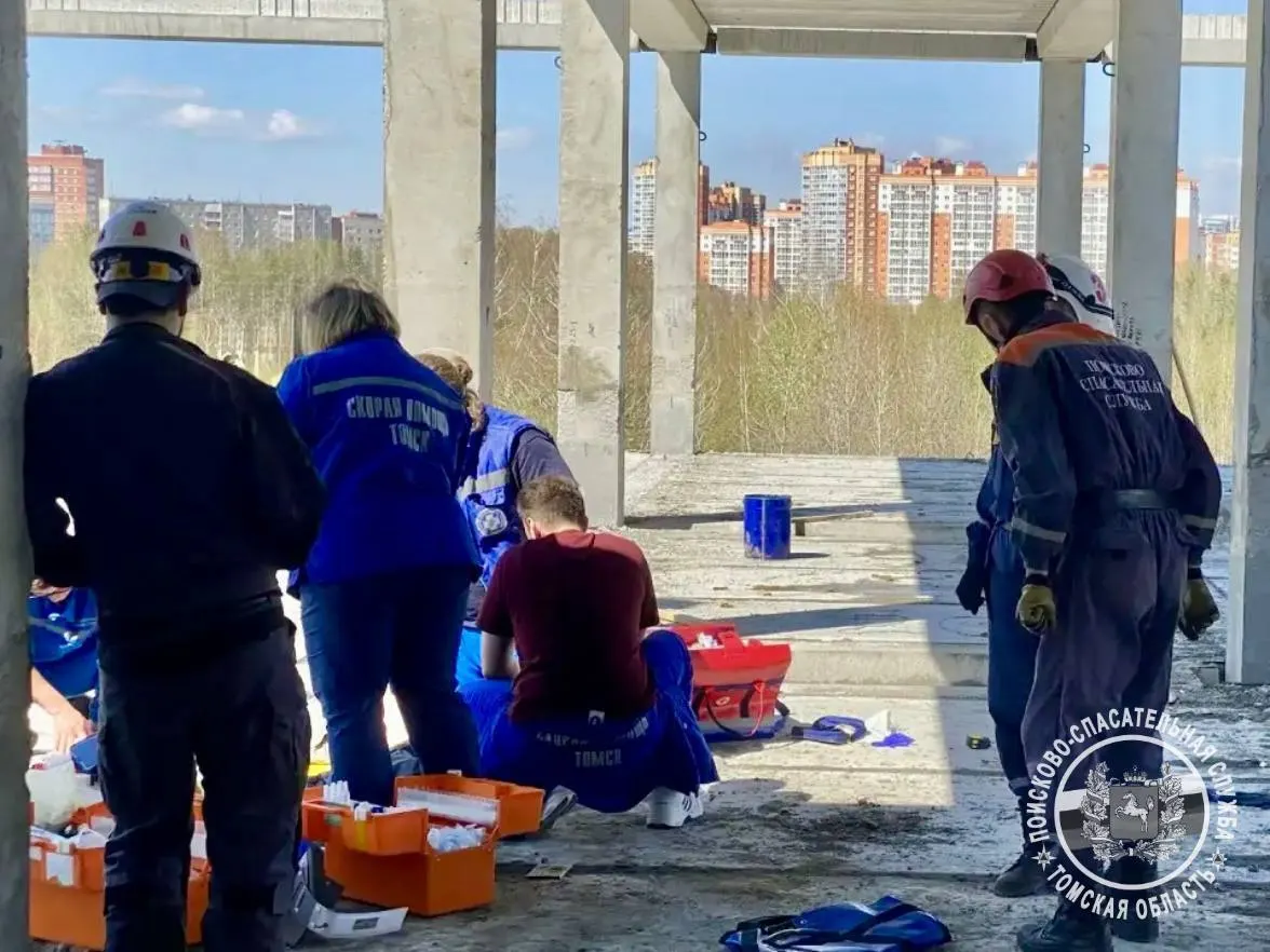 Следователи проверяют обстоятельства гибели рабочего в микрорайоне Зелёные Горки; проверка ведётся по статье о нарушении требований охраны труда.