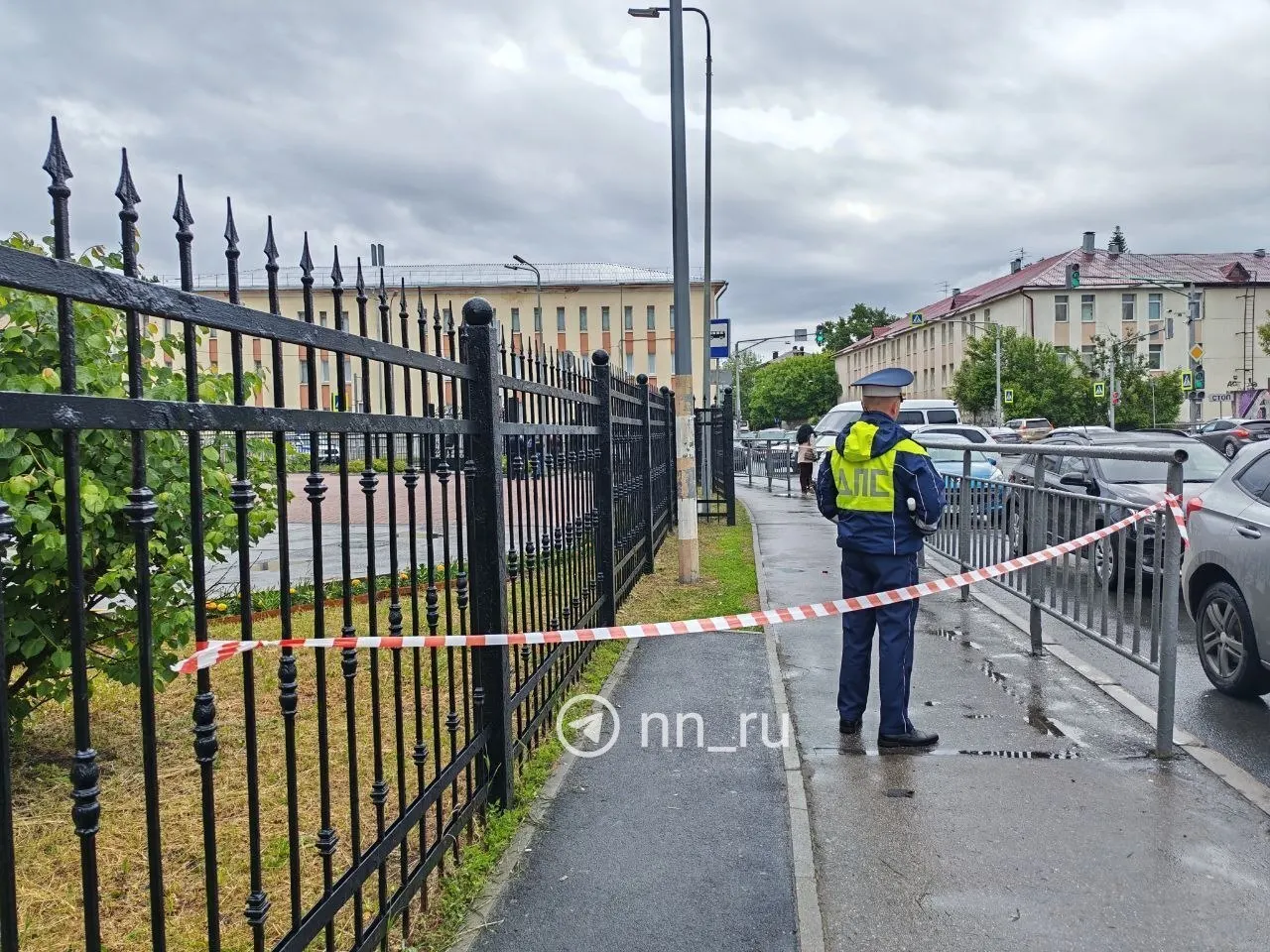 По словам губернатора, в Нижнем Новгороде здание областного суда получило повреждения; предварительно пострадавших нет. Минобороны сообщает, что за ночь по регионам было сбито 62 дрона.