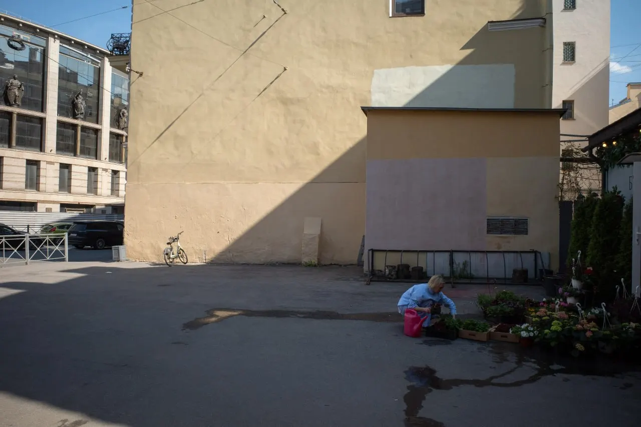 Краткий обзор: в Петербурге отменили фестиваль и объявили тендер на сквер в Репино, отправили под стражу обвиняемого в нападении на сотрудника власти; в мире — жертвы ударов, инцидент с дроном и включение книги в список экстремистских материалов.