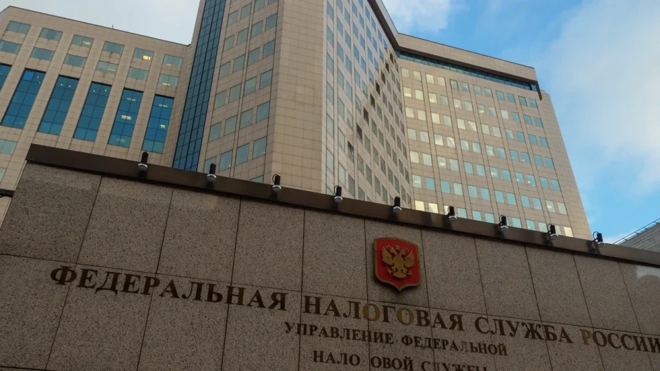 Налоговики активнее борются со схемами ухода от НДС через закрытие и повторное открытие ИП. Изменение порогов для упрощённой системы и рост дефицита бюджета приводят к усилению проверок — предпринимателям грозят доначисления, пени и крупные штрафы.