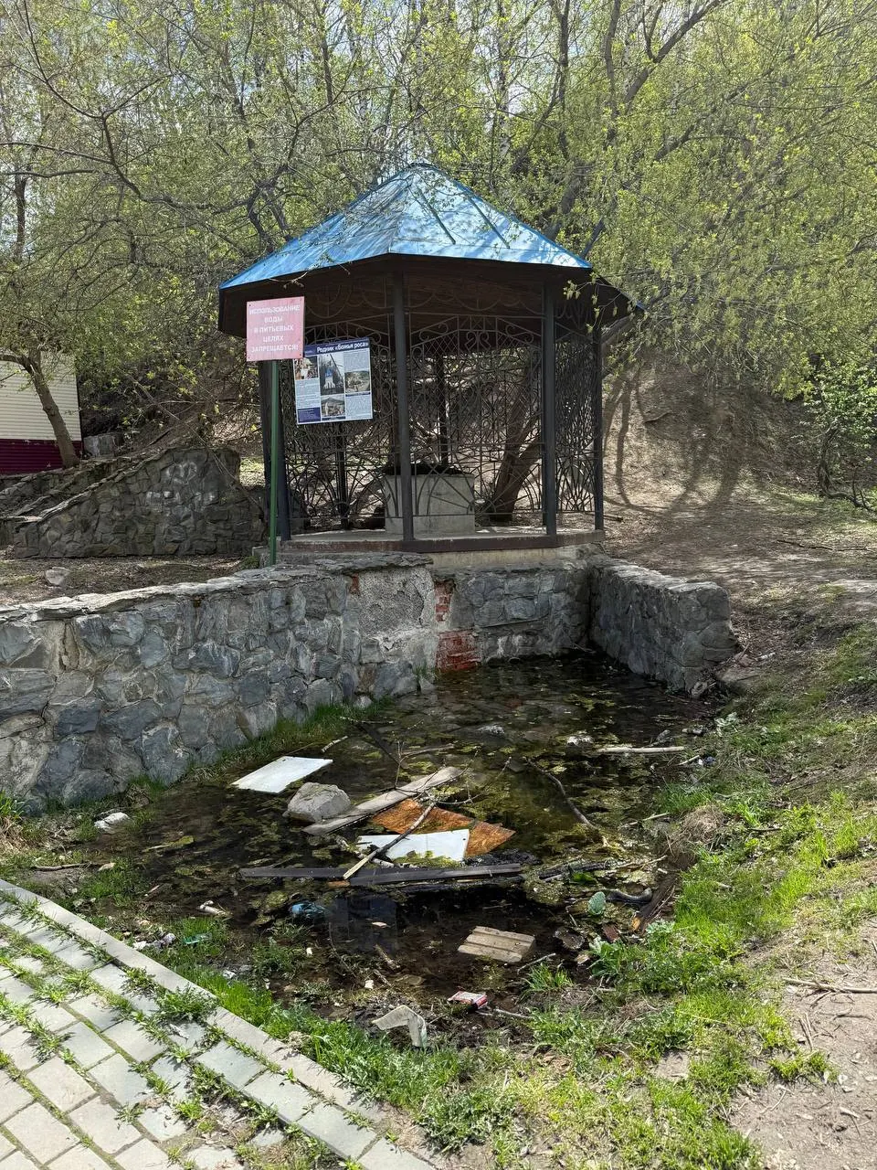 Жители Томска сообщают, что после работ по водоотведению вода из родника в переулке Островского перестала уходить в ливнёвку — территория подтоплена, облицовка источника повреждена.