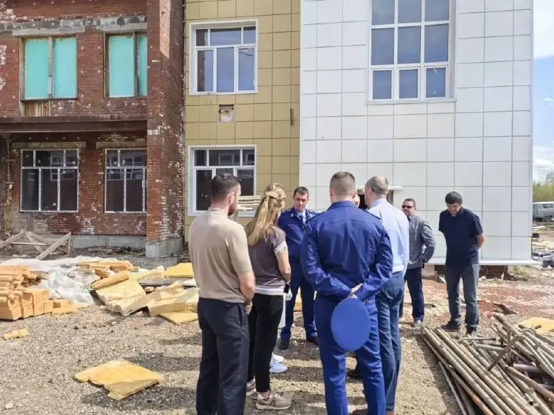 Сергей Ломакин проверил незавершённые стройки и ремонт социальных объектов в Томской области и потребовал незамедлительных мер для их ввода в эксплуатацию.