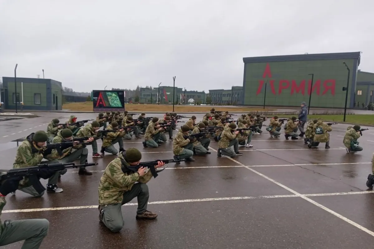 За последние пять лет на создание и работу центров обязательных военных сборов для школьников из бюджетов направили минимум 50 млрд рублей; в планах — строительство новых объектов по всей стране.