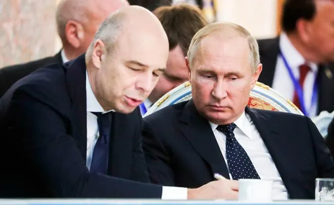 Депутат Юрий Афонин заявил, что Минфин сообщил о необходимости «коррекции» бюджета‑2026 и фактически признал, что не сможет выполнить параметры, внесённые ведомством ранее. Дефицит уже достиг 5,9 трлн рублей, а конкретные сокращения расходов пока не названы.