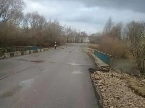 В Рыбновском районе Рязанской области восстановили движение через мост у деревни Валищево: уровень воды снизился и проезд вновь открыт.