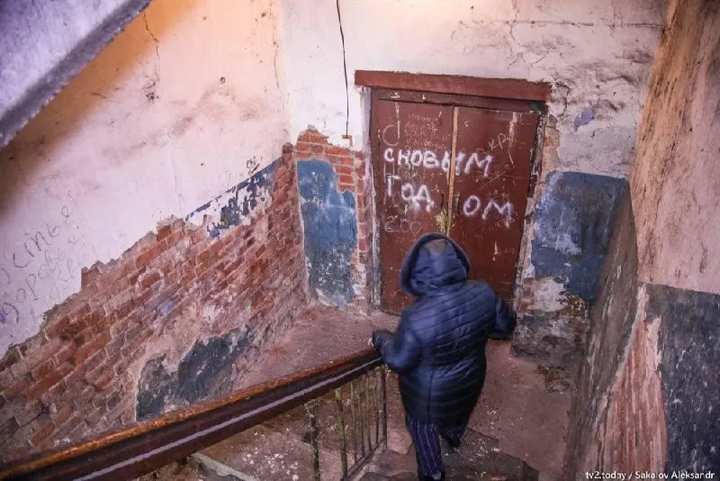 Это более 10% городского бюджета. Власти отчитываются о расселении сотен помещений, но растущие судебные обязательства и приостановка некоторых программ увеличивают нагрузку на финансы города.