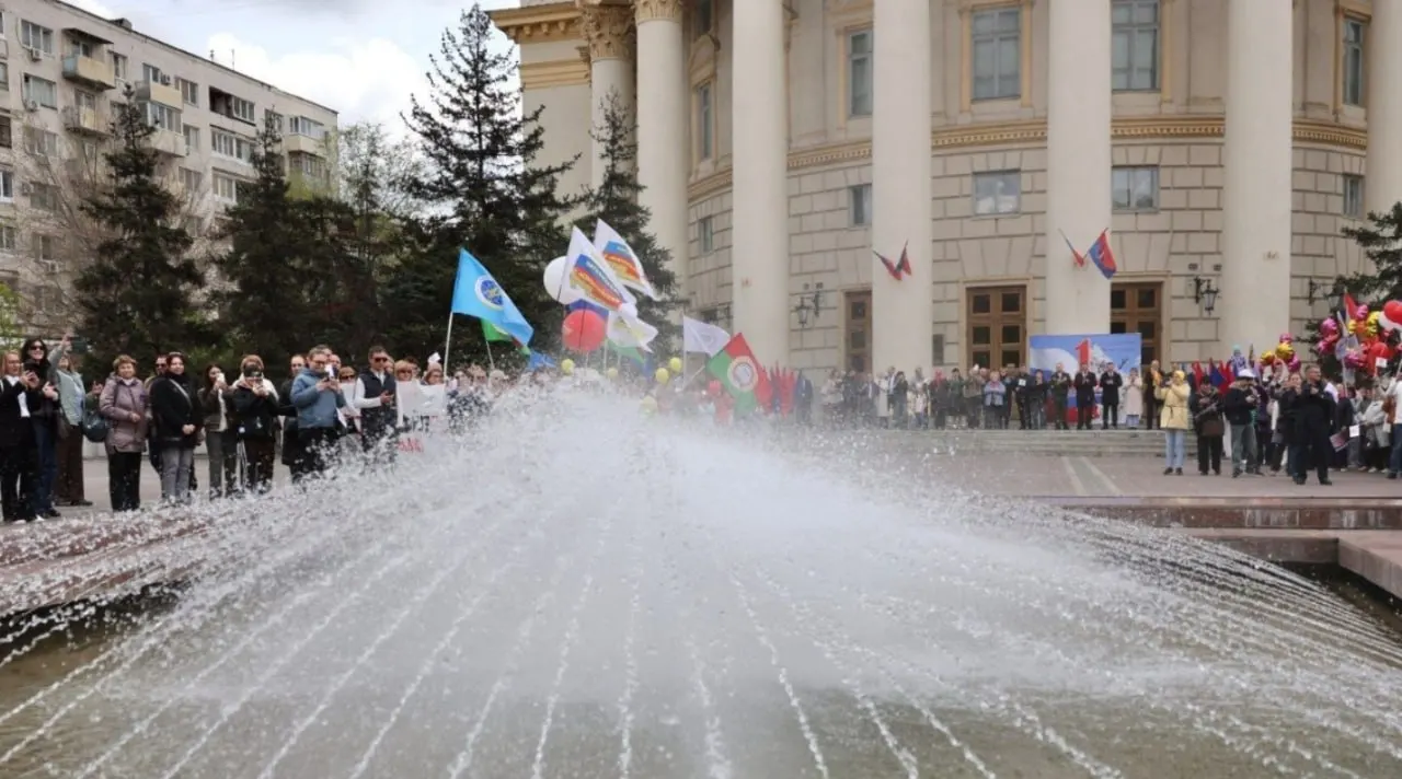 Митинг у ДК Профсоюзов длился около десяти минут: краткое поздравление, детские стихи и один танцевальный номер. После участников пригласили на концерт в ДК.