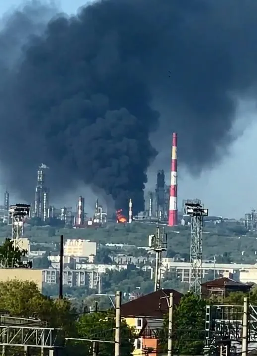 Ночью беспилотники нанесли удары в Самарской и Белгородской областях: в Сызрани погибли два человека, в Белгородской области ранены трое. Минобороны сообщает о перехвате 121 беспилотника.