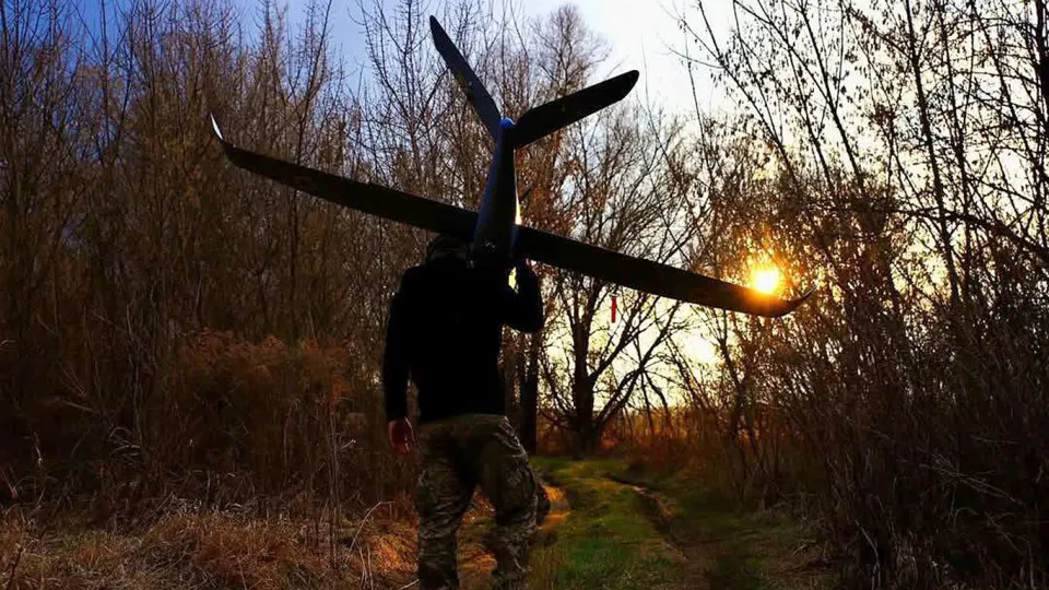 Рост производства и совершенствование беспилотников позволили Украине заметно увеличить число попаданий по российским системам ПВО, радарным пунктам и объектам инфраструктуры, что подрывает снабжение войск и угрожает энергетическим и промышленным предприятиям по всей стране.