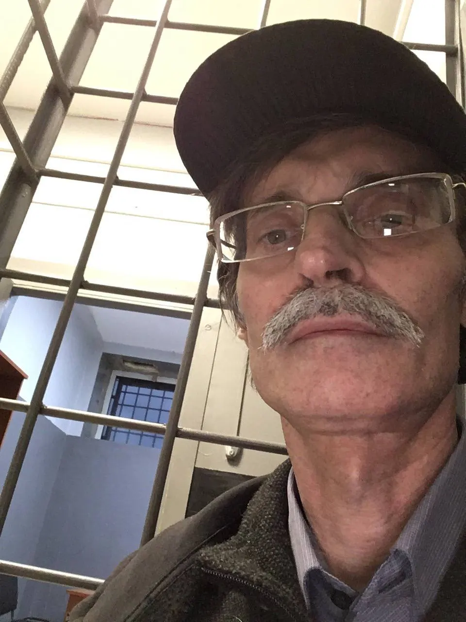 Петрозаводский суд оштрафовал Дмитрия Рыбакова по статье о демонстрации экстремистской символики; сторонники партии связывают решение с усилением давления перед осенними выборами.