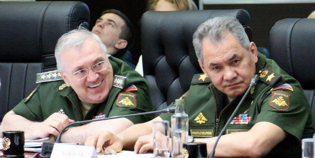Московский суд удовлетворил иск Генпрокуратуры: в доход государства обращены деньги и недвижимость бывшего первого замминистра обороны и членов его семьи на общую сумму 5,5 млрд рублей. Дело связано с обвинениями в хищениях, создании преступного сообщества и отмывании средств.