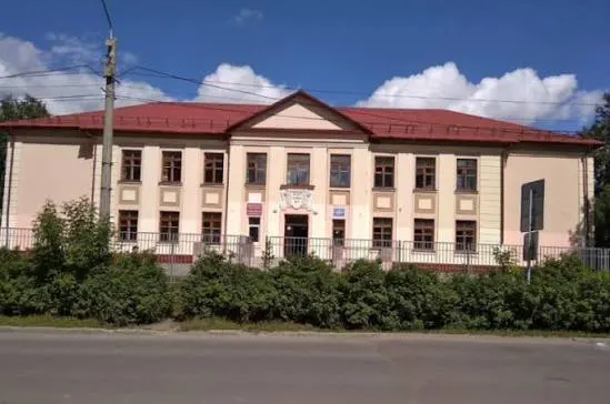 В Томске объявили конкурс на поиск подрядчика для капитального ремонта основного корпуса школы №31 в рамках нацпроекта «Молодёжь и дети». Начальная цена контракта — 97 млн рублей; отдельно продолжается ремонт мастерских.
