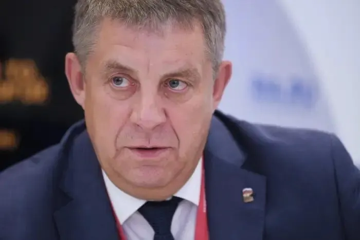 После отставки главы Брянской области Александра Богомаза рассматривают как возможного обладателя вакантного мандата в Госдуме; одновременно обсуждаются и другие кадровые перестановки в приграничных регионах.