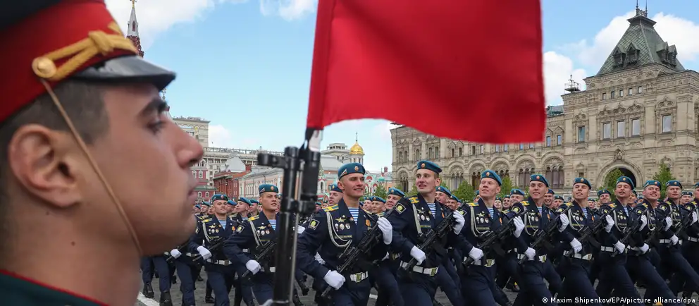 В ряде городов отменяют салюты и участие военной техники на параде 9 мая. Объясняем, какие факторы повлияли на изменения формата и как это может отразиться на власти и общественном мнении.