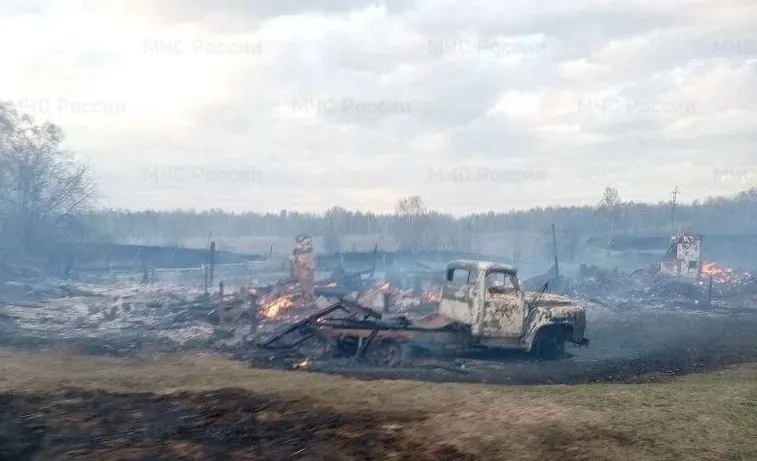 2 мая в селе Новоильинка Шегарского района Томской области произошёл пожар площадью около 2,5 тыс. кв. м. Пострадали 16 домов, возгорание затронуло также несколько близлежащих населённых пунктов.