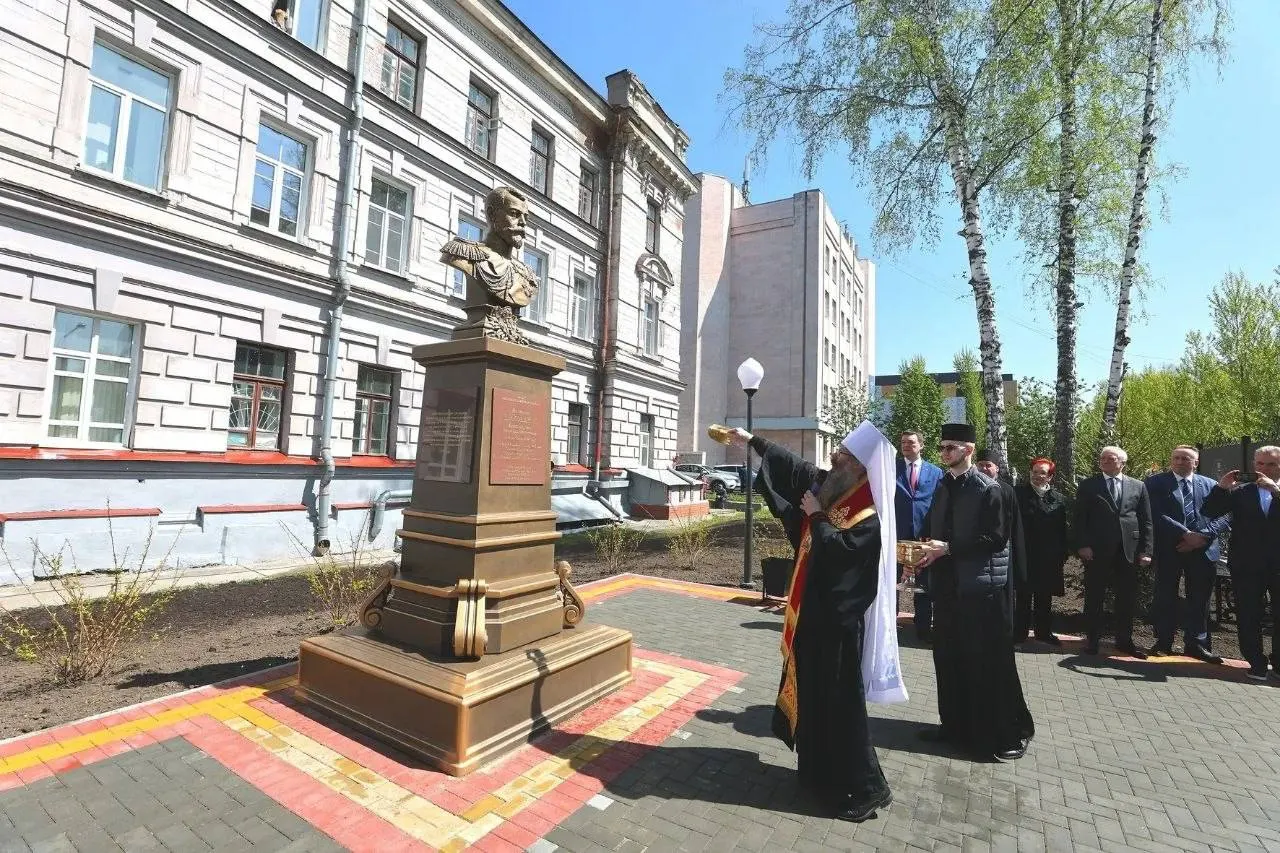 У Томского политехнического университета установили памятник последнему императору. Жители отметили историческую связь Николая II с городом, но раскритиковали благоустройство и вырубку деревьев.