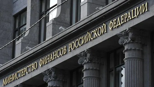 Ведомство предложило временно заморозить невойсковые статьи расходов — 2,9 трлн руб. в текущем году, 5,4 трлн руб. в 2027 и 7,1 трлн руб. в 2028 — чтобы покрыть перерасход, связанный с увеличением военных затрат.