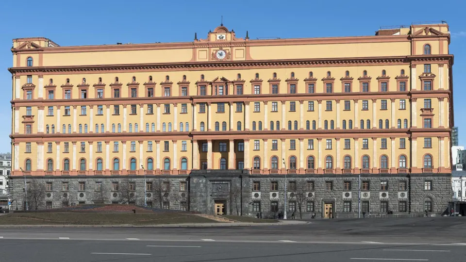 Начальник Погранслужбы ФСБ заявил о строительстве инженерных заграждений и нарушениях межгосударственных соглашений со стороны Финляндии и Эстонии, росте провокаций на западных рубежах и необходимости готовиться к различным сценариям. Власти также предпринимают законодательные и дипломатические шаги для защиты интересов россиян за рубежом.