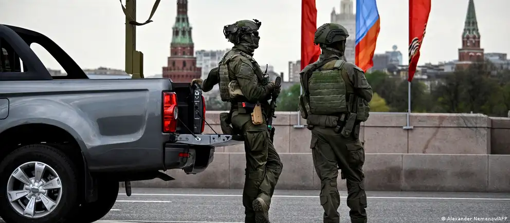 Российские власти отозвали приглашения и аккредитации, выданные иностранным корреспондентам для парада на Красной площади. Сам парад пройдёт в сокращённом формате без военной техники и с ограничением участников.