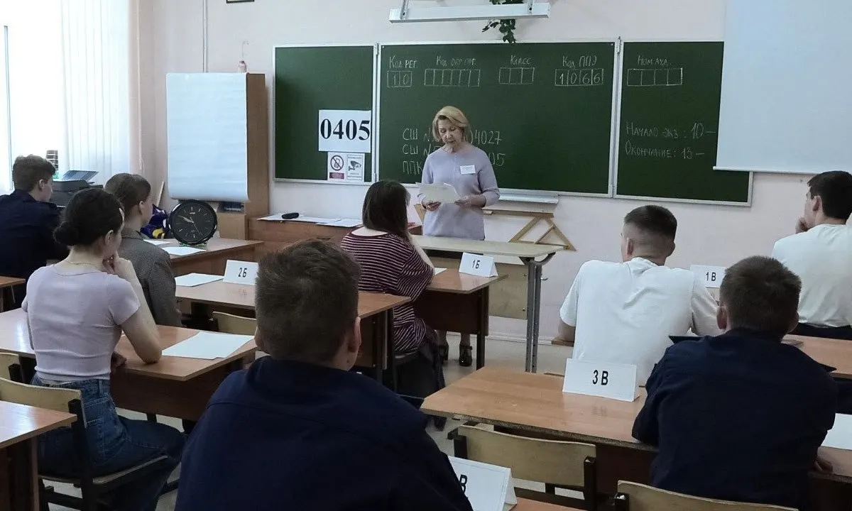 В методических рекомендациях ведомства сказано, что организаторы и охрана не должны прикасаться к экзаменующимся и их вещам — при срабатывании металлоискателя просят добровольно показать или сдать предмет.
