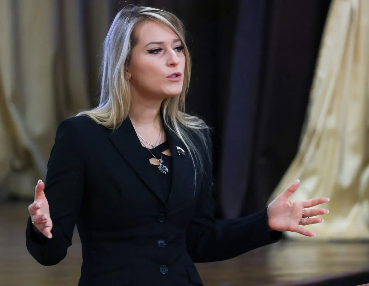 Депутат от Челябинской области Яна Лантратова сменила Татьяну Москалькову на посту уполномоченного по правам человека. Ей приписывают практику доносов на деятелей культуры и активную борьбу с ЛГБТ‑пропагандой; также упоминаются вопросы к прозрачности финансирования волонтерских проектов.