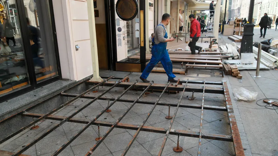 В первом квартале закрылось 209 тысяч малых и средних предприятий — на 9% больше год к году. Наибольшие потери испытывают розница, общепит и салоны красоты; поддержка бизнеса сокращается.
