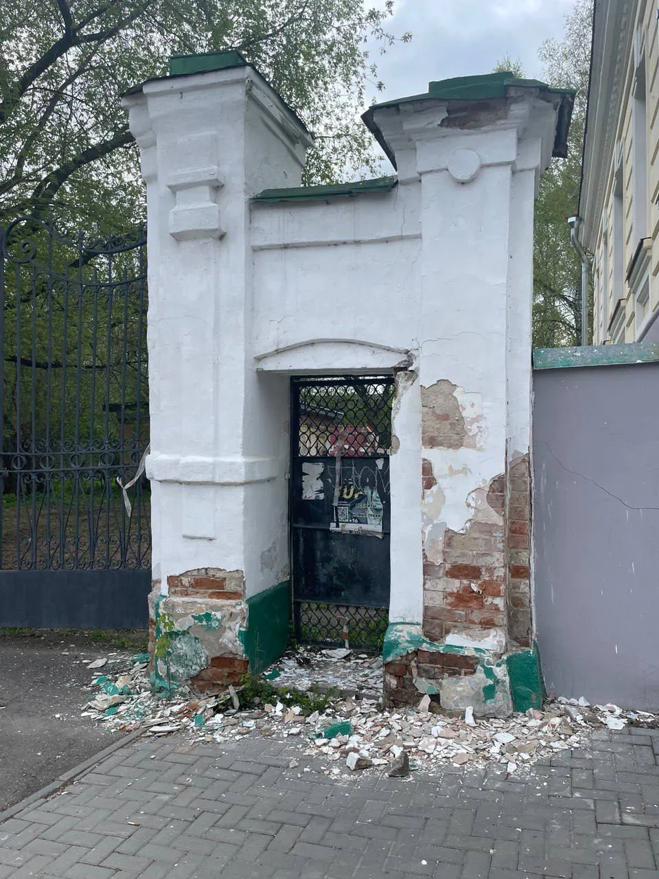 В Томске в ТГУ реставрируют ограду вокруг университетской рощи, а также объявлен конкурс на проектирование и благоустройство Университетской площади — место хотят превратить из транзитной зоны в публичное пространство.