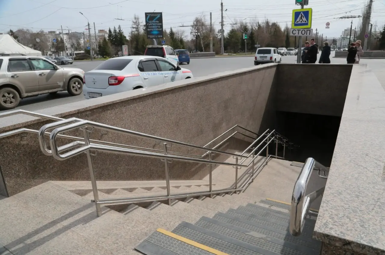Вход со стороны ТЦ «Омский» вскоре откроют, а со стороны сквера Дзержинского временно закроют — с 2 мая пешеходам предложат переход по временно установленному светофору. За организацию безопасных подходов и настройку светофоров отвечает подрядчик.