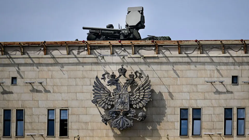 Переброска средств противовоздушной обороны в пользу охраны парада на Красной площади ослабила защиту других регионов, что по мнению командования украинских беспилотников делает уязвимыми энергетические объекты и порты.