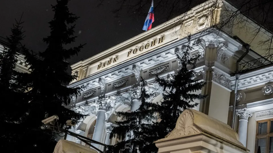 Банк России рекомендовал кредитным организациям внимательнее проверять клиентов и источники наличных платежей — ведомство выделило пороговые показатели, при которых операции должны вызывать повышенное внимание.
