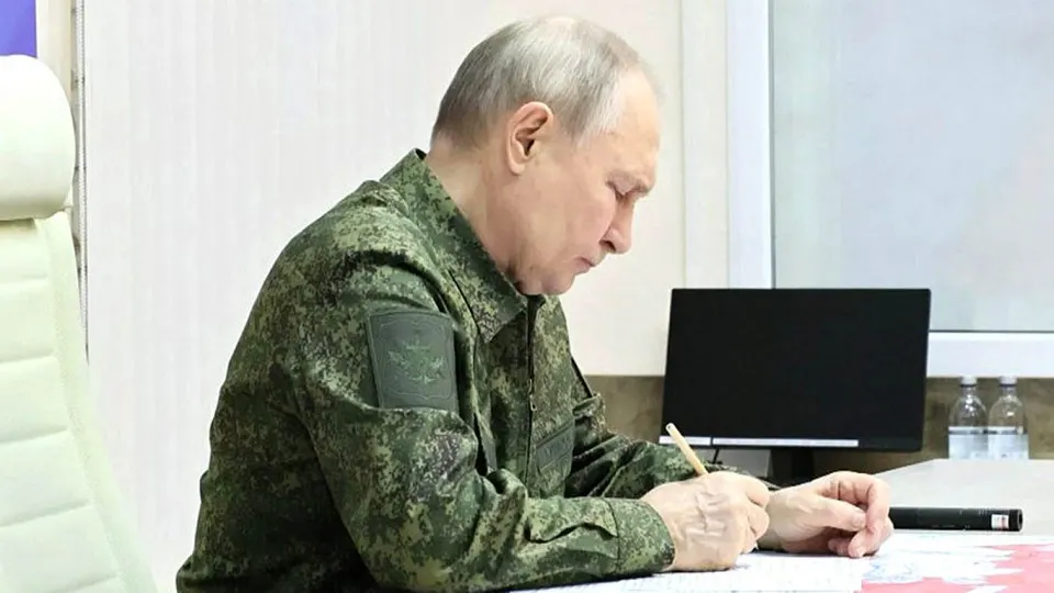 Разведки и политики в Европе считают, что обострение в экономике и новые законные основания для вмешательства за рубежом могут побудить Москву перейти к ограниченной военной эскалации против соседних стран. В качестве инструмента возможны удары дронами, локальные операции и политическое давление.