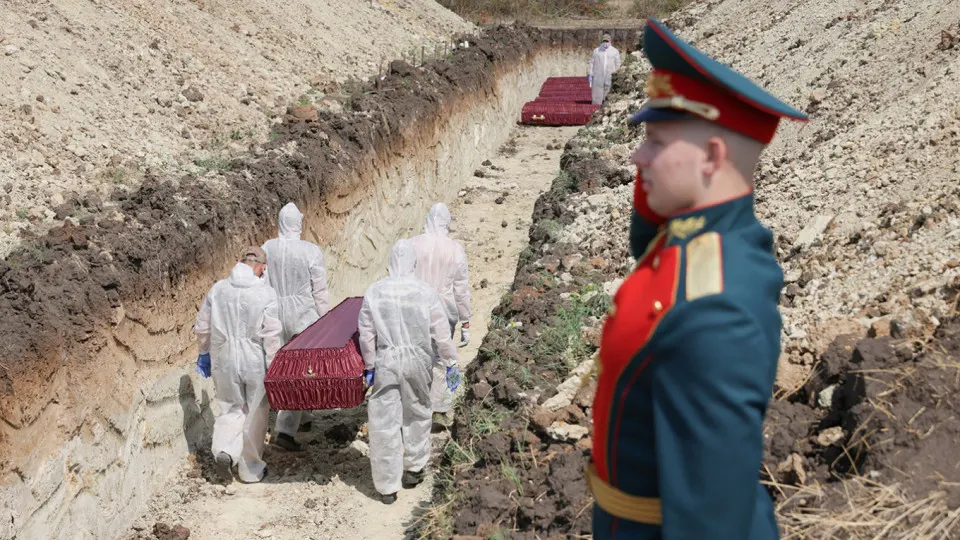 Анализ поимённых списков, реестра наследственных дел и судебной статистики даёт минимальную документально обоснованную оценку числа погибших российских военнослужащих — примерно 352 тысячи. В расчёт включены как зарегистрированные через ЗАГС, так и признанные судами погибшими и пропавшими без вести.